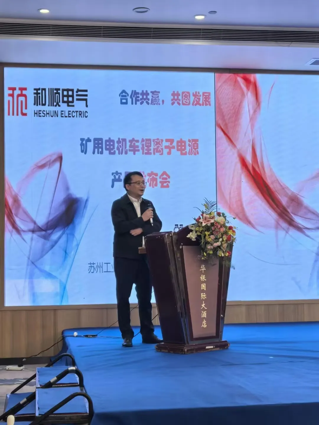 诸侯快讯-欧冠感人一幕：62岁穆帅亲吻41岁爱徒！多年未见 情同父子-诸侯快讯